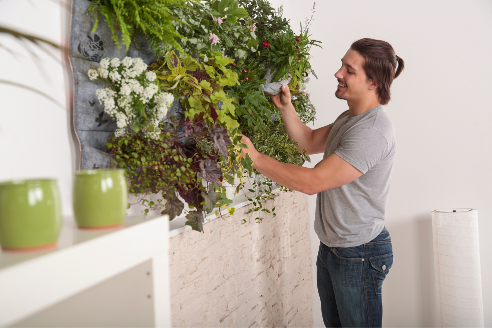 Chico creando un jardín vertical con plantas de montse arimany