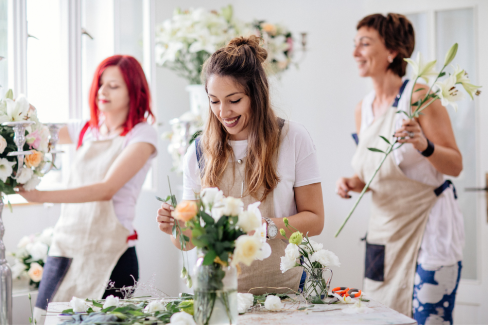 Mujeres haciendo arreglos florales