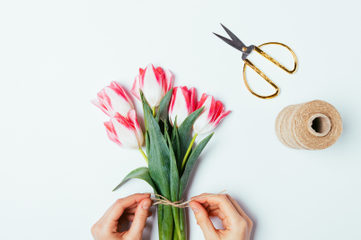 Ramo floral atado con cuerda de yute